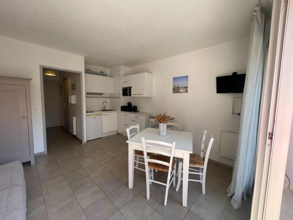 Kitchen or kitchenette, Living room, Dining area