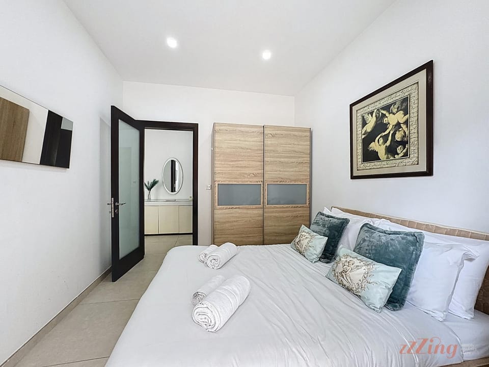 Bed, Bedroom, towels, wardrobe