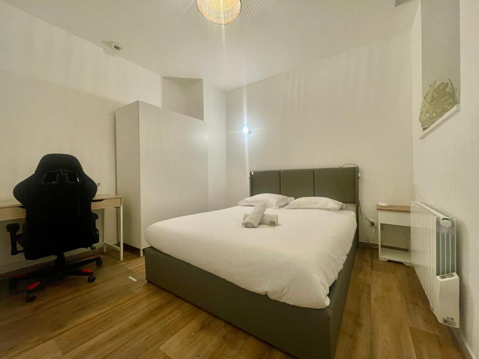 Photo of the whole room, Bedroom, heating, storage, storage