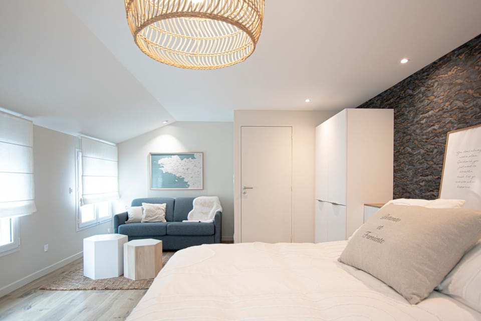 Photo of the whole room, Bedroom
