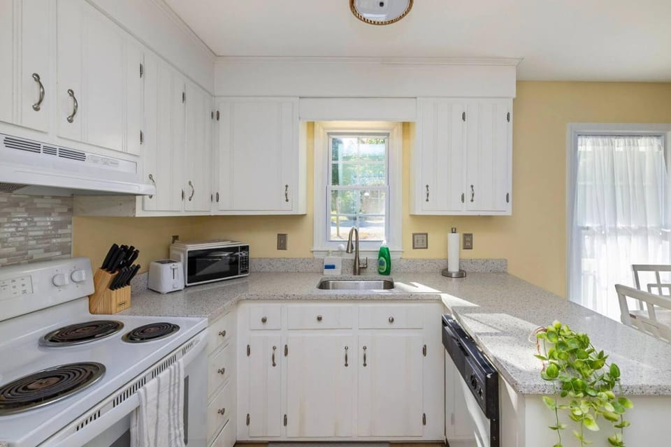 NEW! Special intro rates! Lovely 2 Bedroom House in Matthews