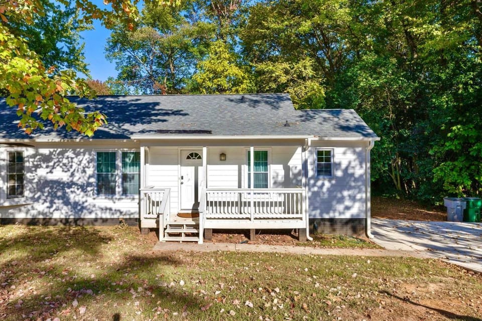 NEW! Special intro rates! Lovely 2 Bedroom House in Matthews