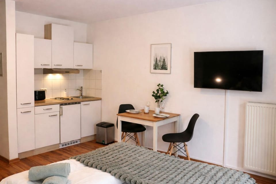 TV and multimedia, Kitchen or kitchenette, Photo of the whole room, Dining area
