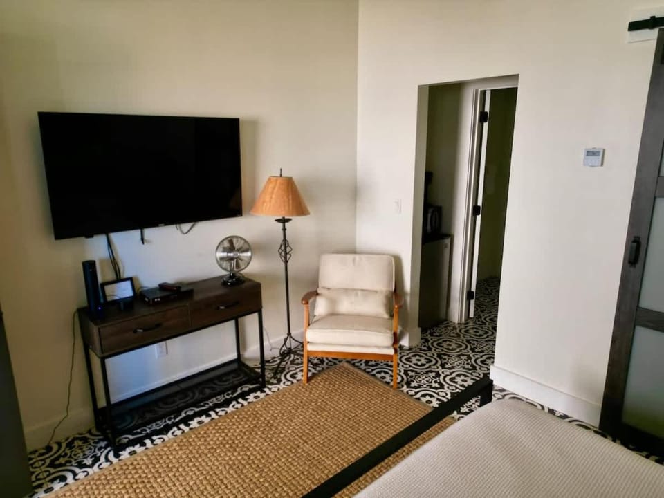 Lodge 3 on the Mason TX Square Inn in Rio Grande
