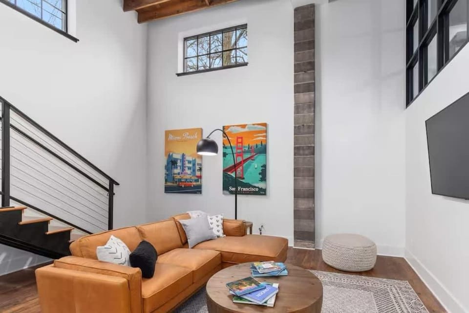 Downtown Luxe Historic Roots & Private Parking Apartment in Grand Rapids