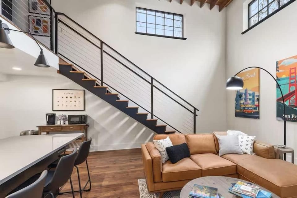 Downtown Luxe Historic Roots & Private Parking Apartment in Grand Rapids