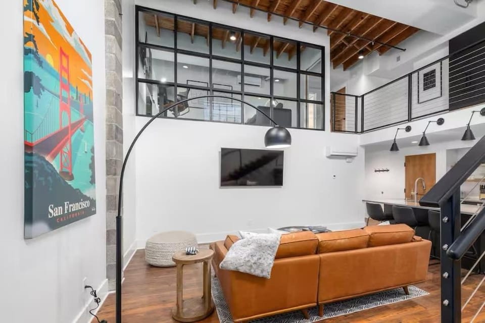 Downtown Luxe Historic Roots & Private Parking Apartment in Grand Rapids