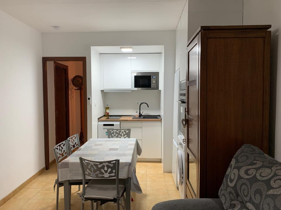 Kitchen or kitchenette, Living room, Seating area, Dining area, oven, stove