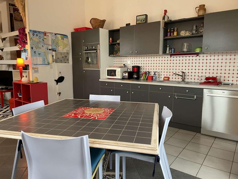 Coffee/tea facilities, Kitchen or kitchenette, Dining area, dishwasher, oven, stove, toaster