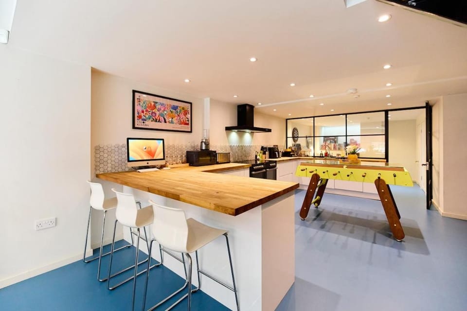 Stylish Leeds City Centre Retreat with Private Terrace & Hottub House in Leeds