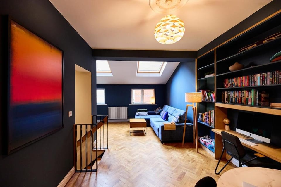 Stylish Leeds City Centre Retreat with Private Terrace & Hottub House in Leeds