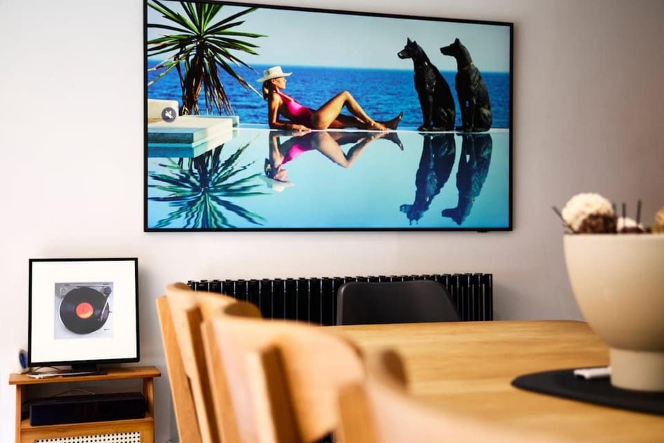 Stylish Leeds City Centre Retreat with Private Terrace & Hottub House in Leeds