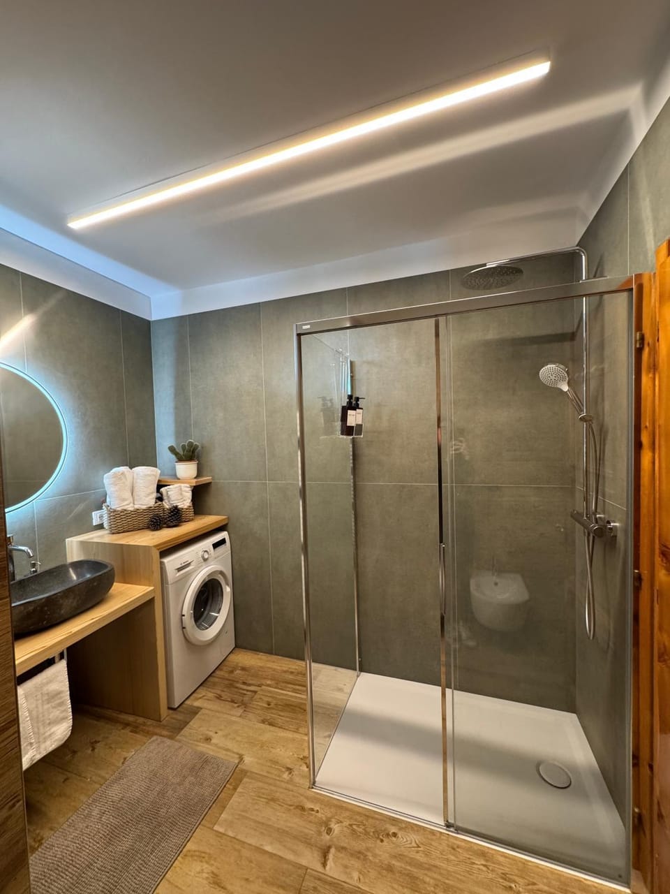 Shower, Toilet, Bathroom, bidet, towels, washing machine