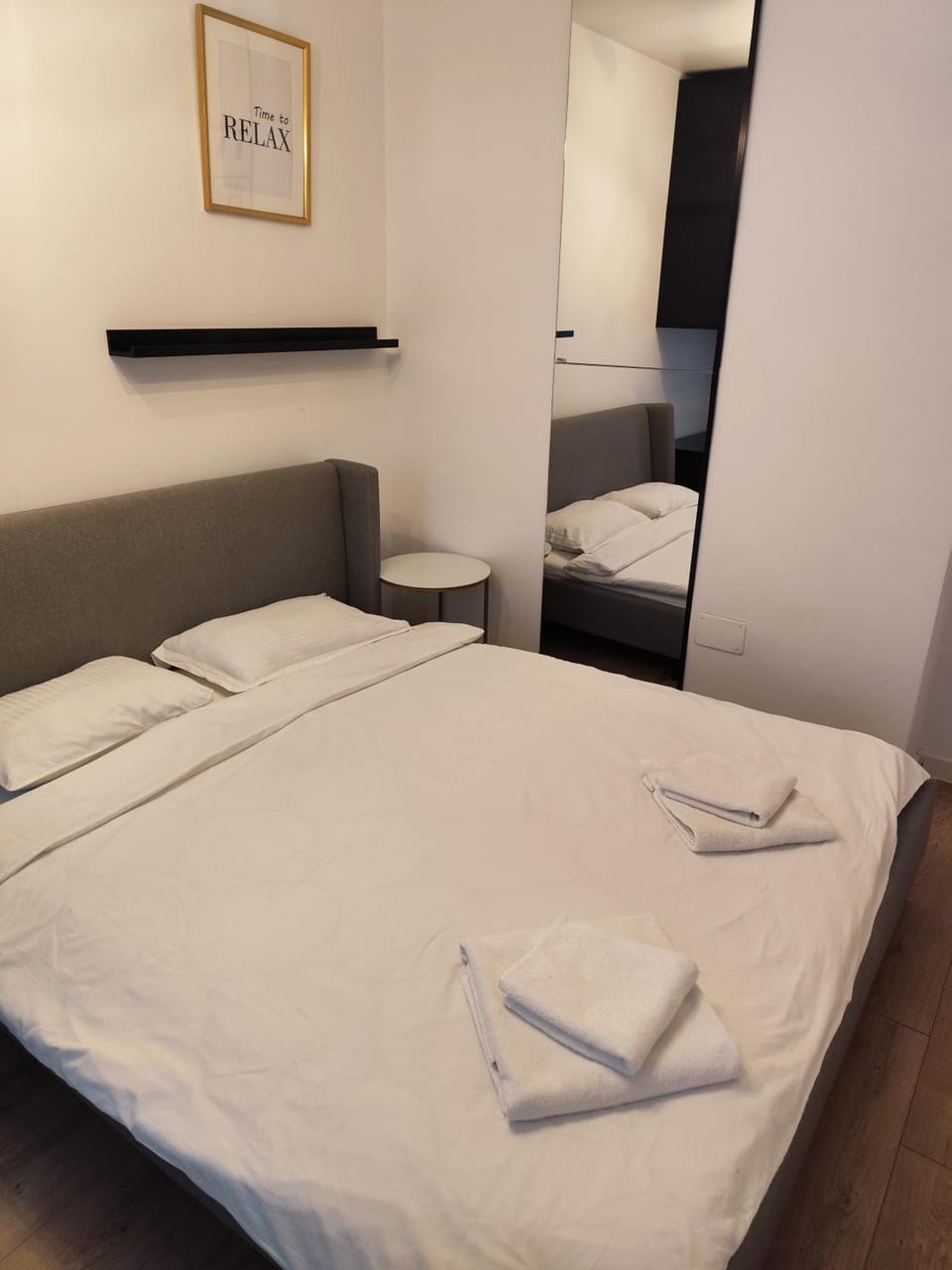 Bed, Bedroom, towels