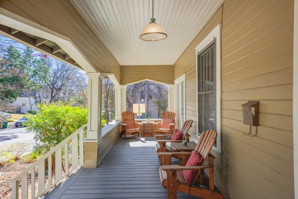 The Porch - Walk to 6th Street House in Austin