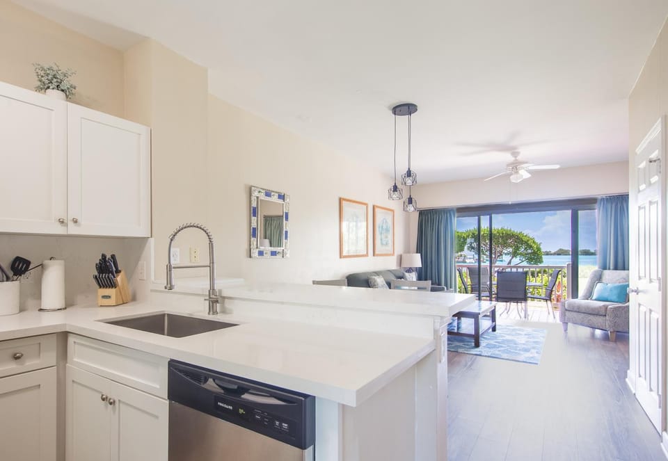 Patio, Patio, Balcony/Terrace, Balcony/Terrace, Kitchen or kitchenette, Living room, Seating area, Dining area, stove, kitchen