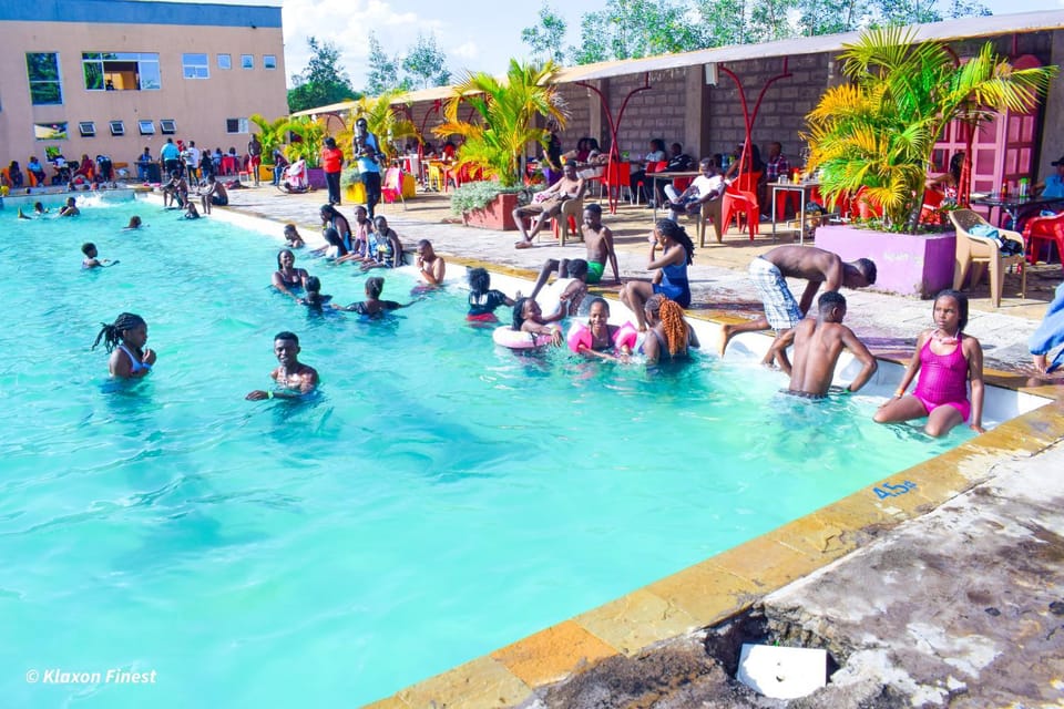 Property building, Restaurant/places to eat, Swimming pool, Breakfast, Lunch