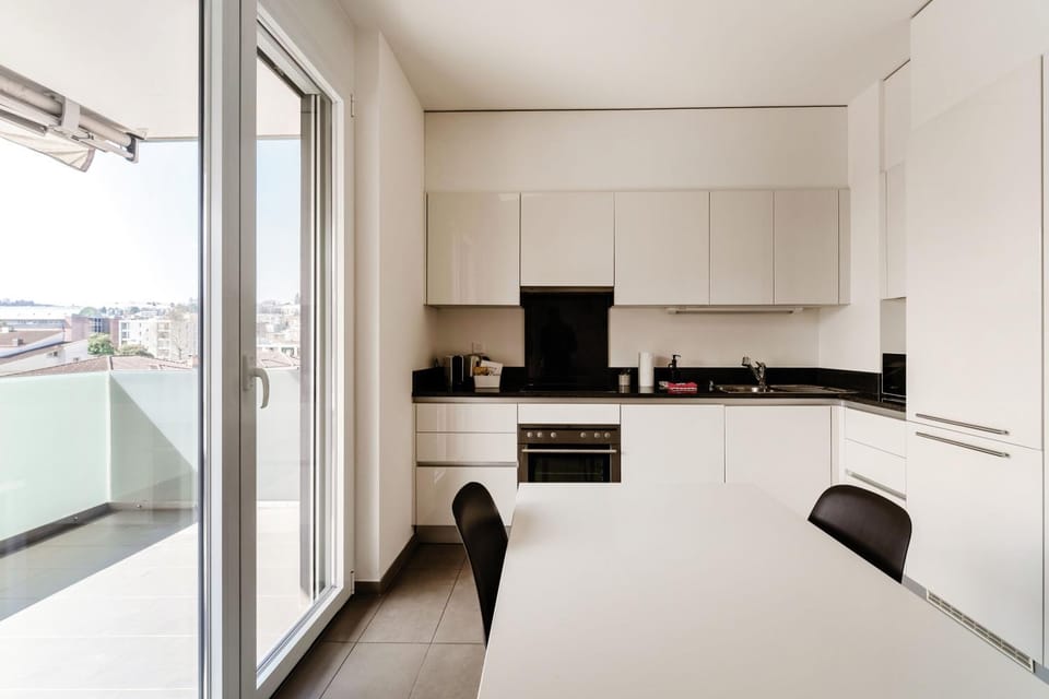 Kitchen or kitchenette, Dining area, stove