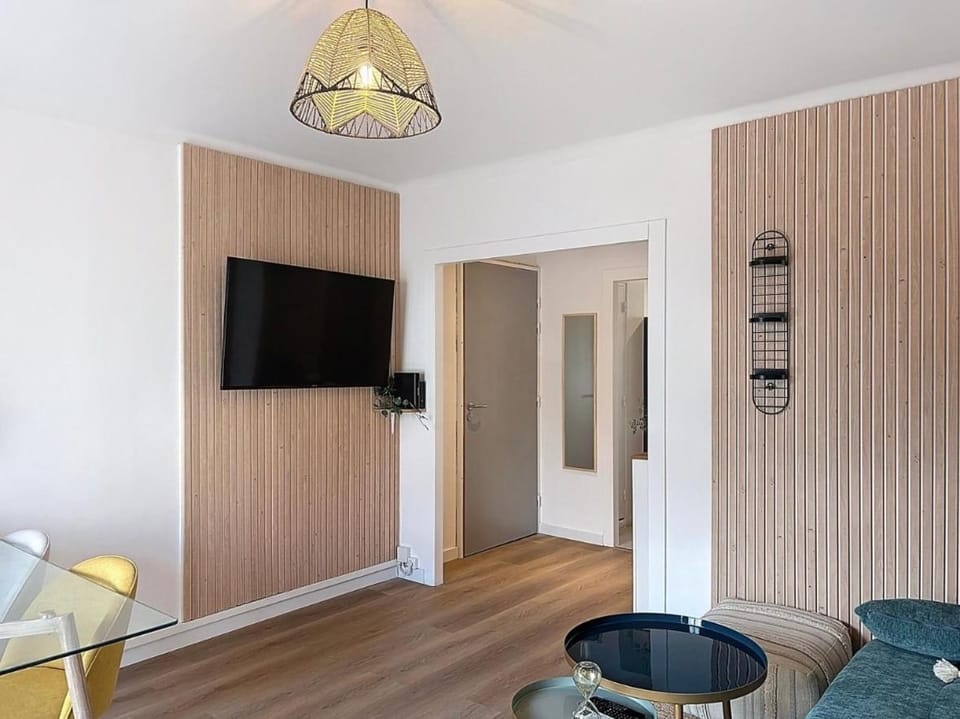 Communal lounge/ TV room, TV and multimedia, Living room, Seating area, Evening entertainment