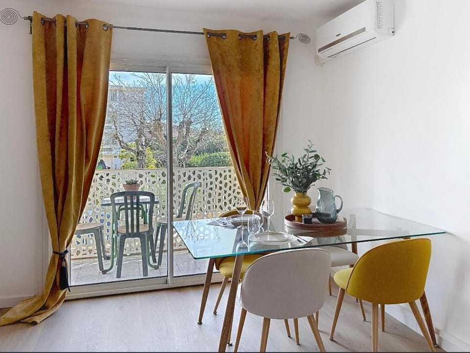 Balcony/Terrace, Seating area, Dining area, air conditioner