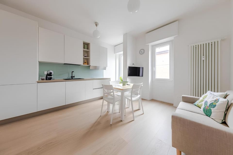 TV and multimedia, Seating area, stove, kitchen, air conditioner