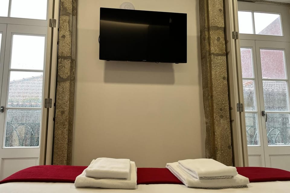 Bed, TV and multimedia, Bedroom, towels