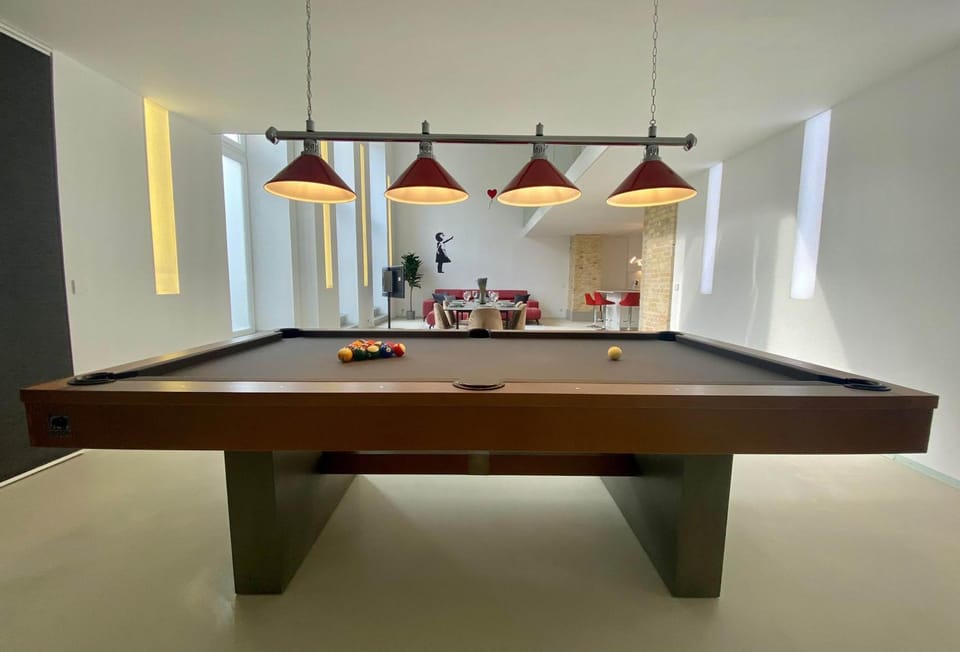 Billiard, Game Room