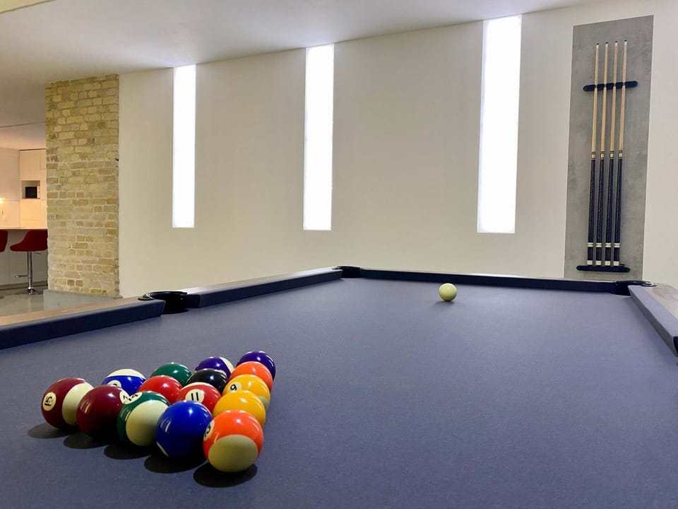 Billiard, Game Room
