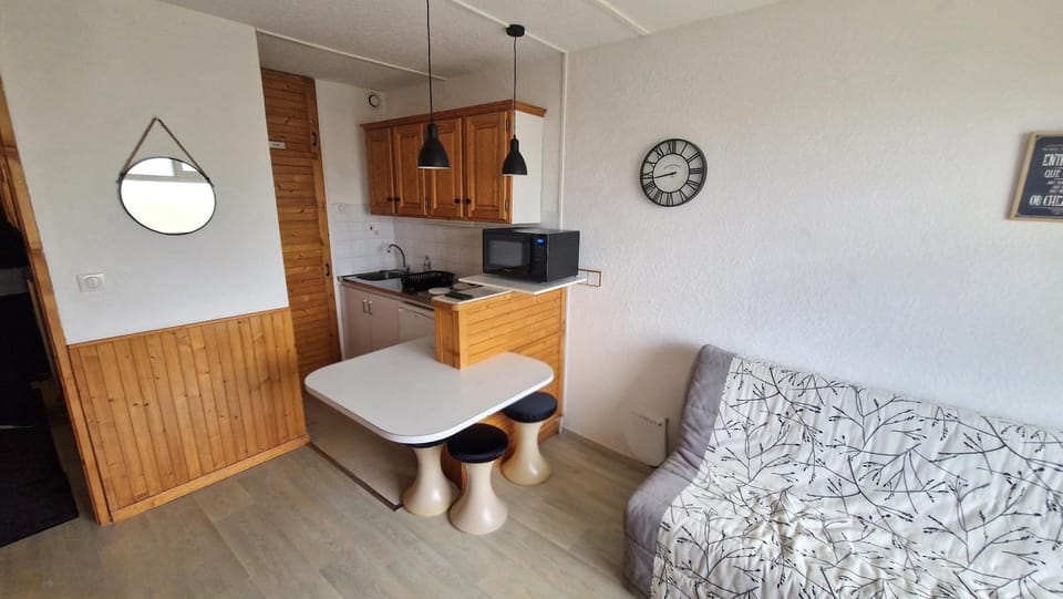 Kitchen or kitchenette, stove, kitchen