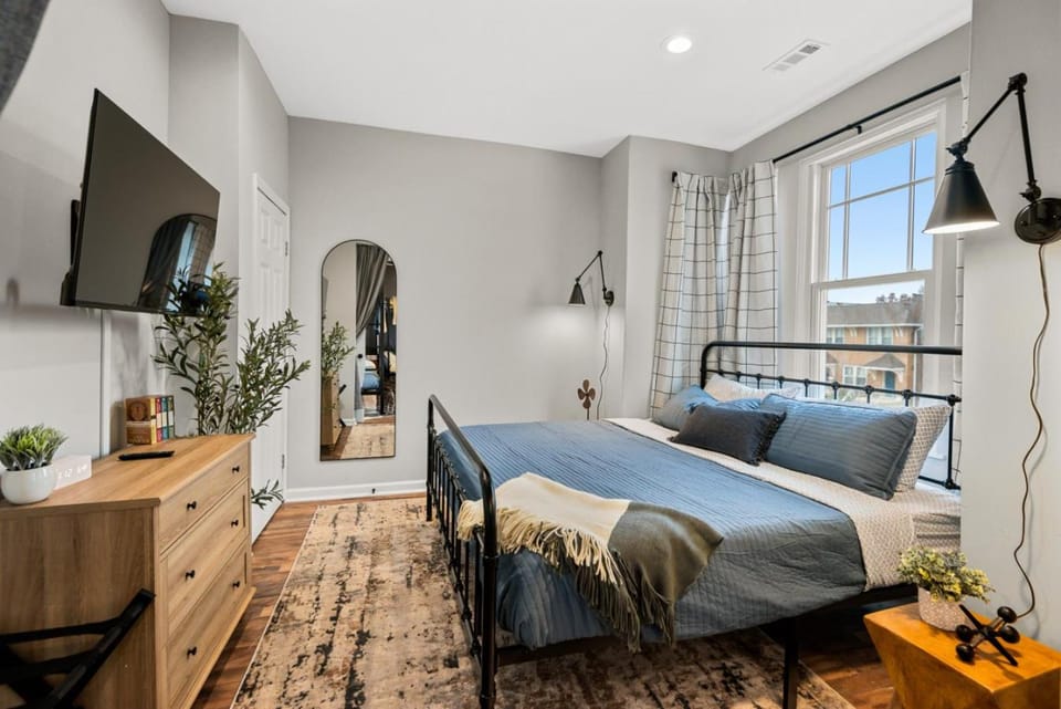 Family Luxury Getaway: Hot Tub, Sauna & Game Room House in Saint Louis