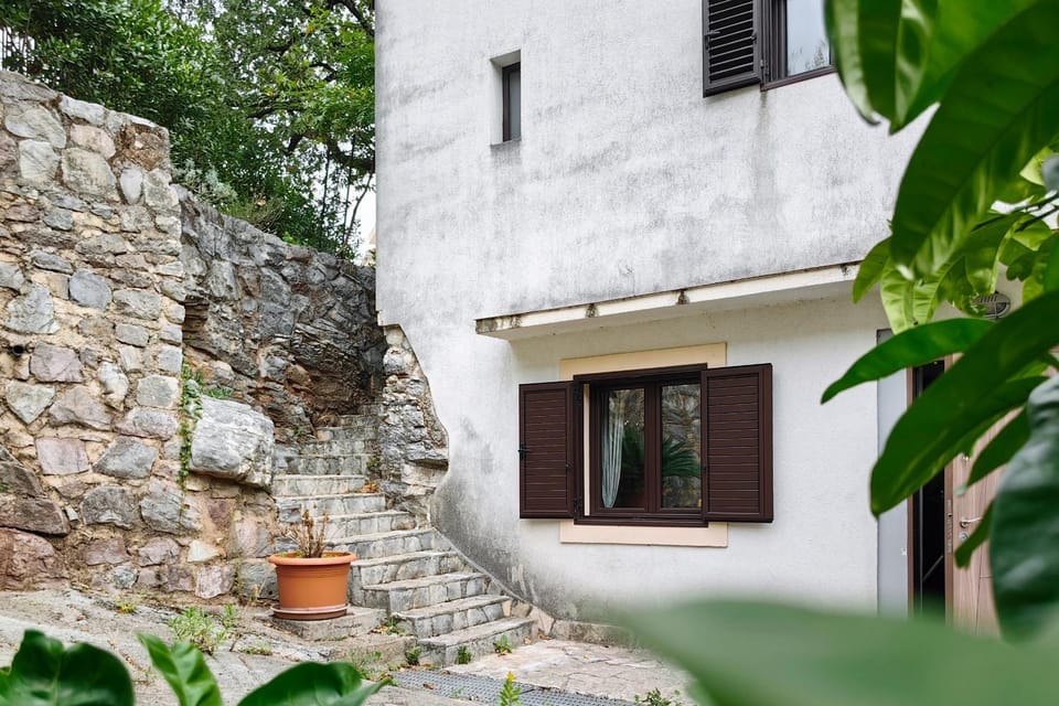 Property building, Day, Garden, Balcony/Terrace