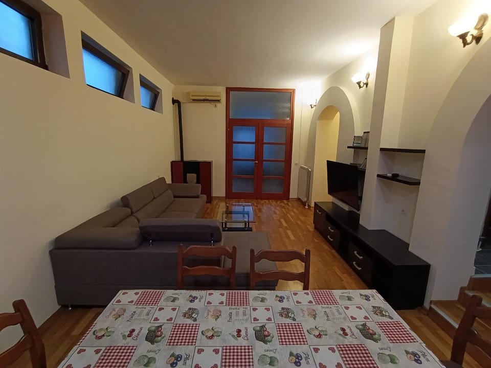 Bed, TV and multimedia, Living room, Photo of the whole room, Seating area, Dining area