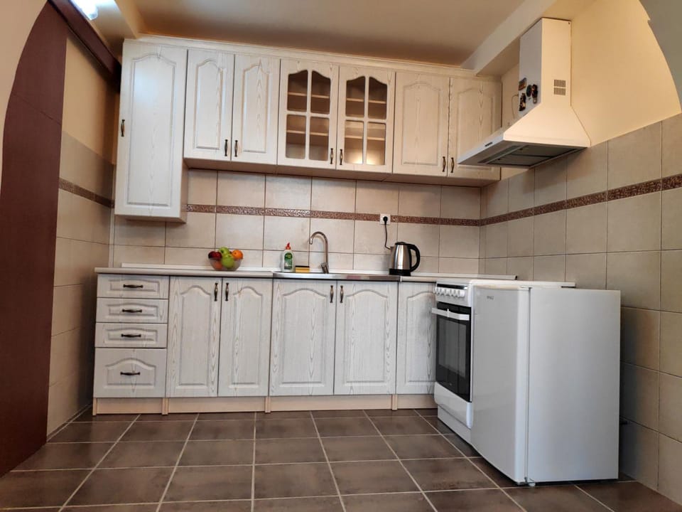 Coffee/tea facilities, Kitchen or kitchenette, oven, stove