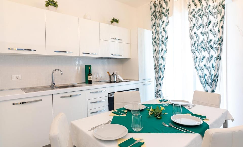 Kitchen or kitchenette, Dining area, pet friendly, stove