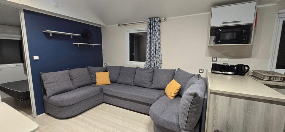 TV and multimedia, Kitchen or kitchenette, Living room, Seating area, Dining area, oven, stove