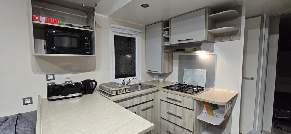 Kitchen or kitchenette, Seating area, Dining area, oven, stove