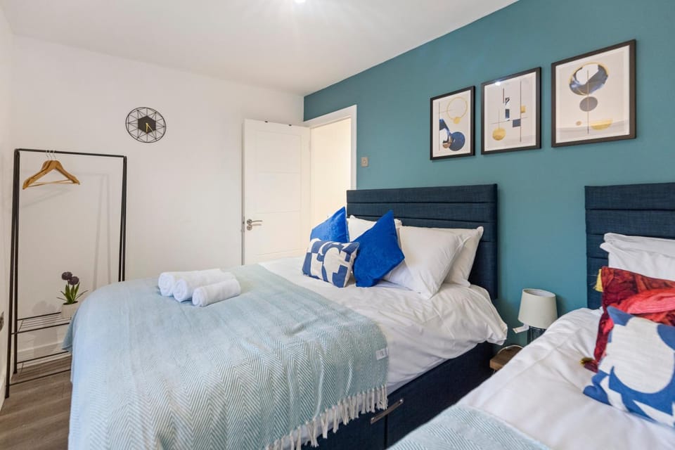 Bed, Photo of the whole room, Decorative detail, Bedroom, towels, acessibility
