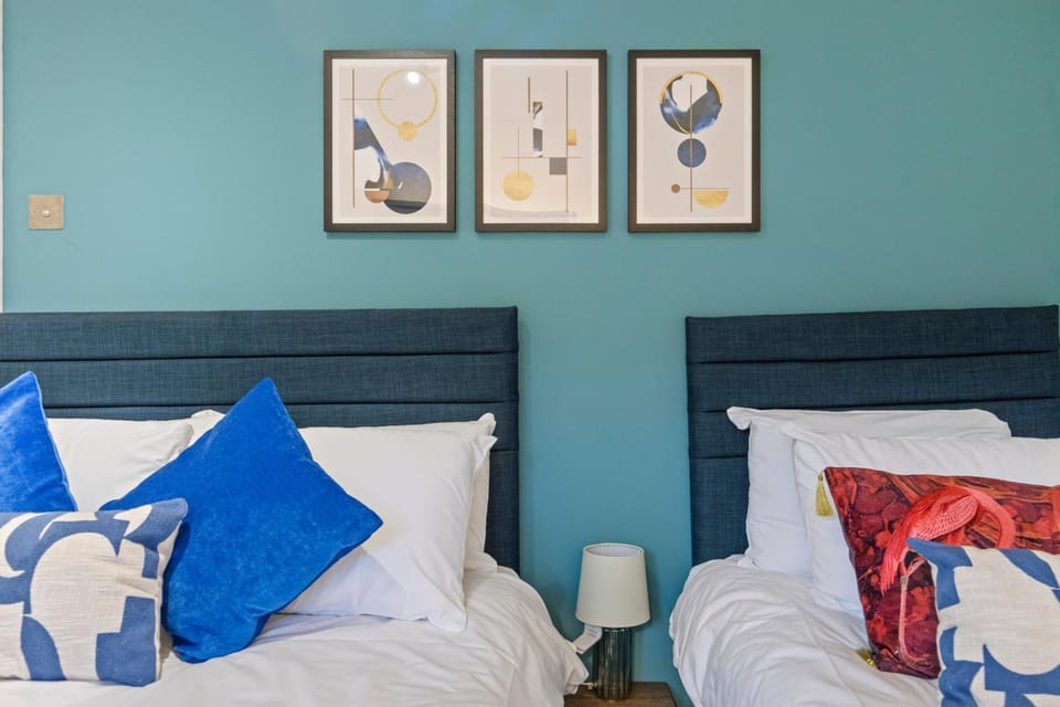 Bed, Photo of the whole room, Decorative detail, Bedroom