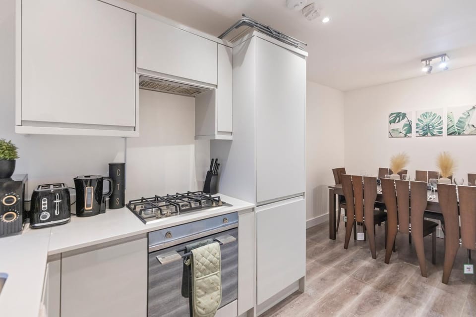 Coffee/tea facilities, Kitchen or kitchenette, Decorative detail, Dining area, stove, toaster