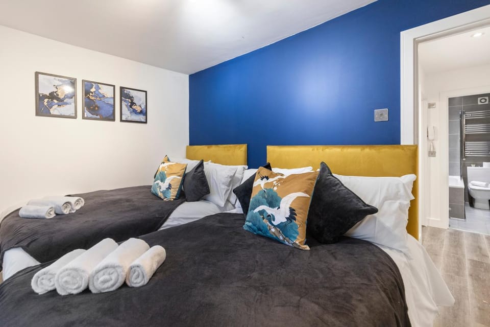 Bed, Photo of the whole room, Decorative detail, Bedroom, towels