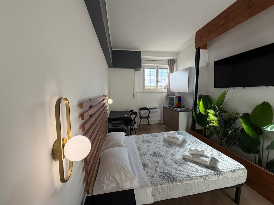 Bed, TV and multimedia, Photo of the whole room, towels