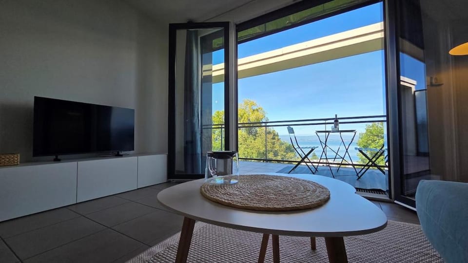 Communal lounge/ TV room, TV and multimedia, View (from property/room), Balcony/Terrace, Dining area, Evening entertainment