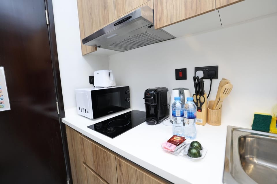 Coffee/tea facilities, Kitchen or kitchenette, stove
