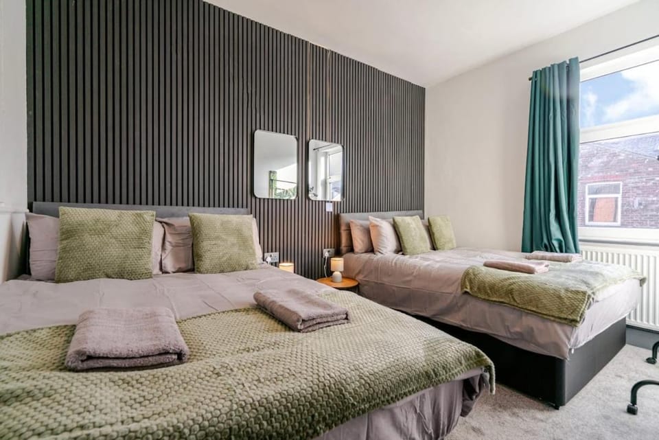 Tallis House, near City Centre, Sleeps 8 by NMB Property Apartment in Manchester