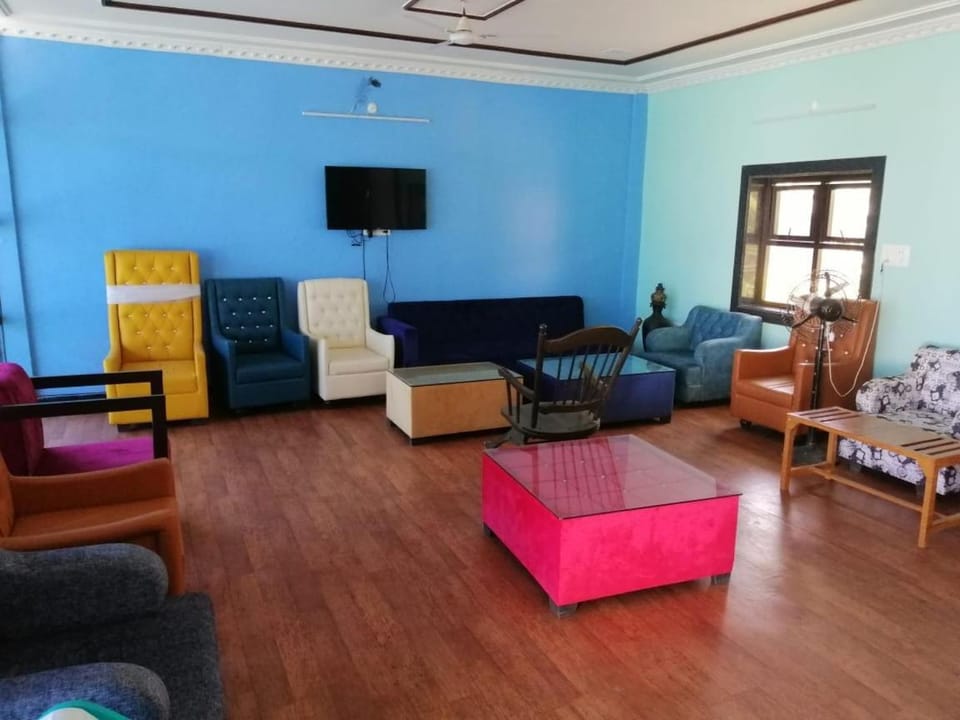 Communal lounge/ TV room, Living room, Seating area, Evening entertainment