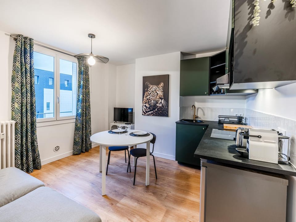 TV and multimedia, Coffee/tea facilities, Kitchen or kitchenette, Living room, Seating area, Dining area, oven, stove, toaster