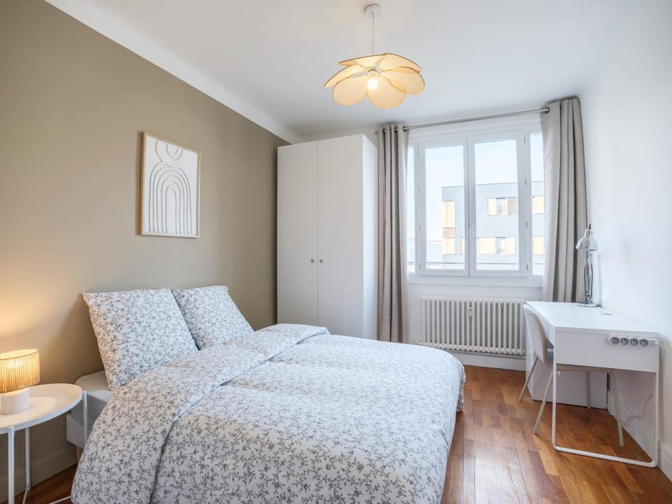 Bed, Photo of the whole room, Bedroom, internet