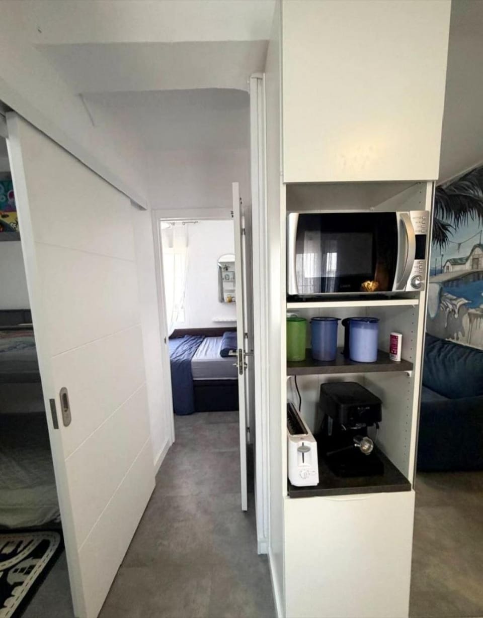 Coffee/tea facilities, Kitchen or kitchenette, Photo of the whole room, microwave, toaster