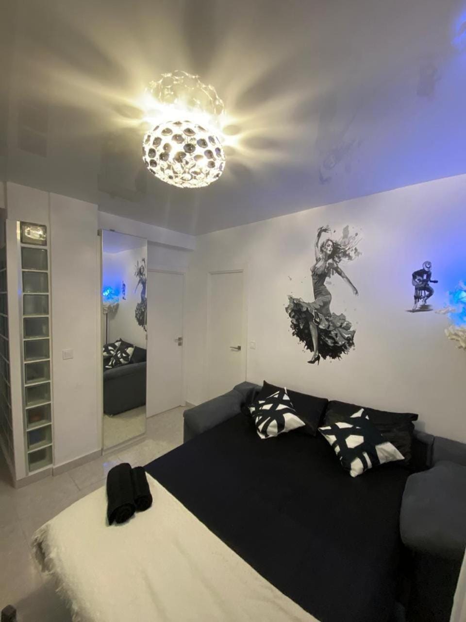 Bed, Living room, Photo of the whole room, Seating area