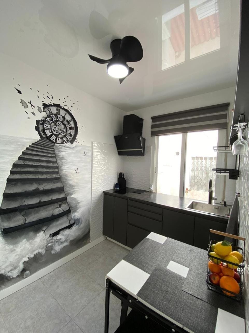 Photo of the whole room, Dining area, kitchen